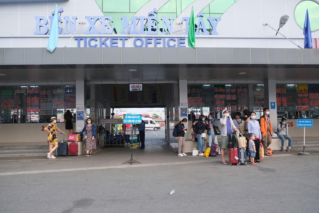 Tương tự, tại bến xe miền Tây (quận Bình Tân), lượng khách đến bến khá thưa thớt.