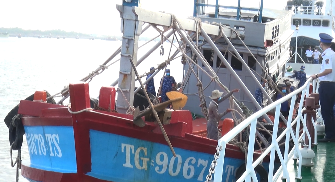 Bộ Tư lệnh Vùng Cảnh sát biển 3 bắt giữ tàu chở 110.000 lít dầu DO không rõ nguồn gốc.