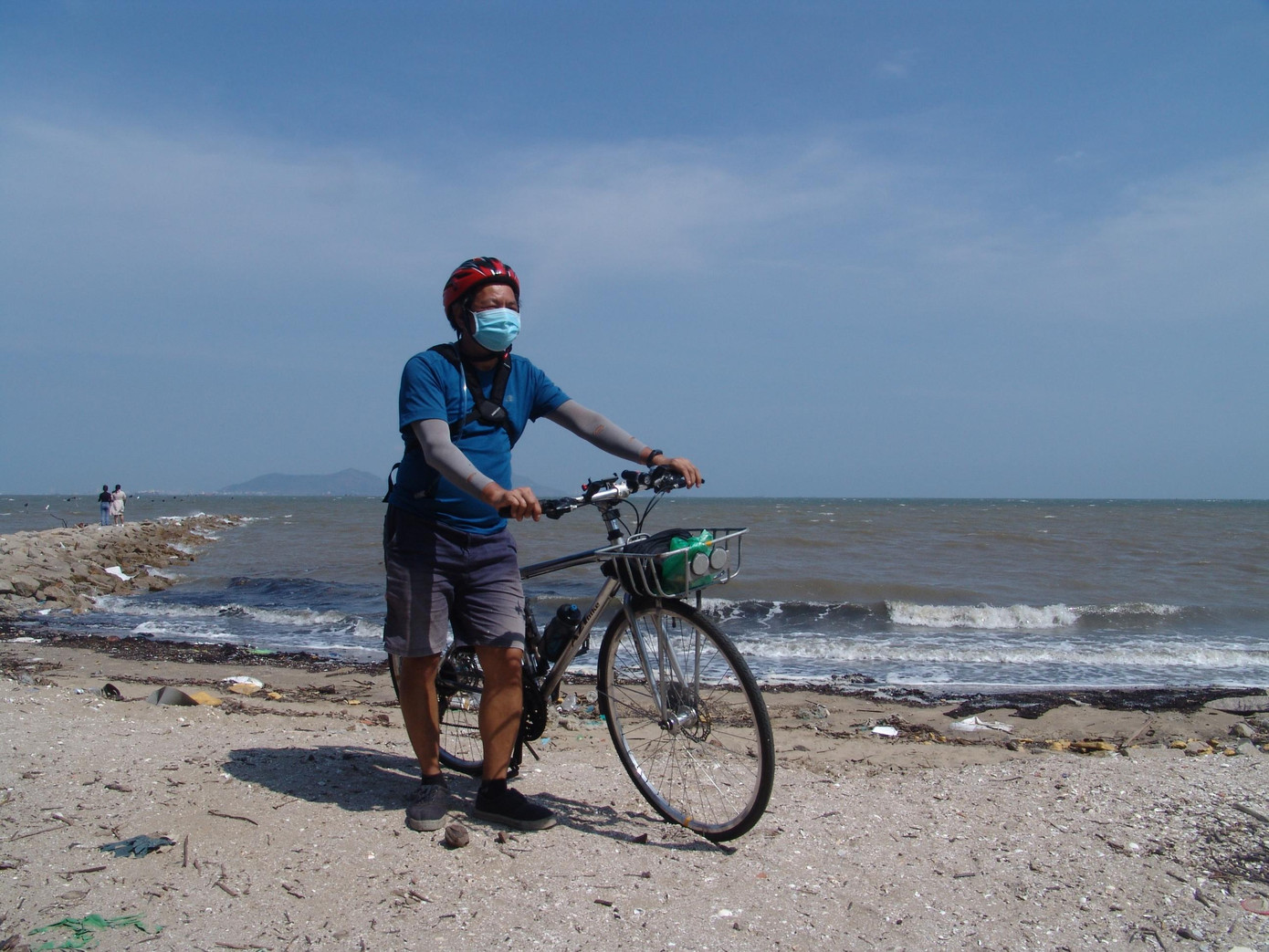 Chạy xe đạp từ quận Tân Phú đến huyện Cần Giờ, anh Luật, cho biết: "Chạy xe băng qua những cung đường đẹp ở huyện Cần giờ, vừa có thể ngắm biển nơi gần thành phố nhất, đối với tôi là một trải nghiệm thú vị".