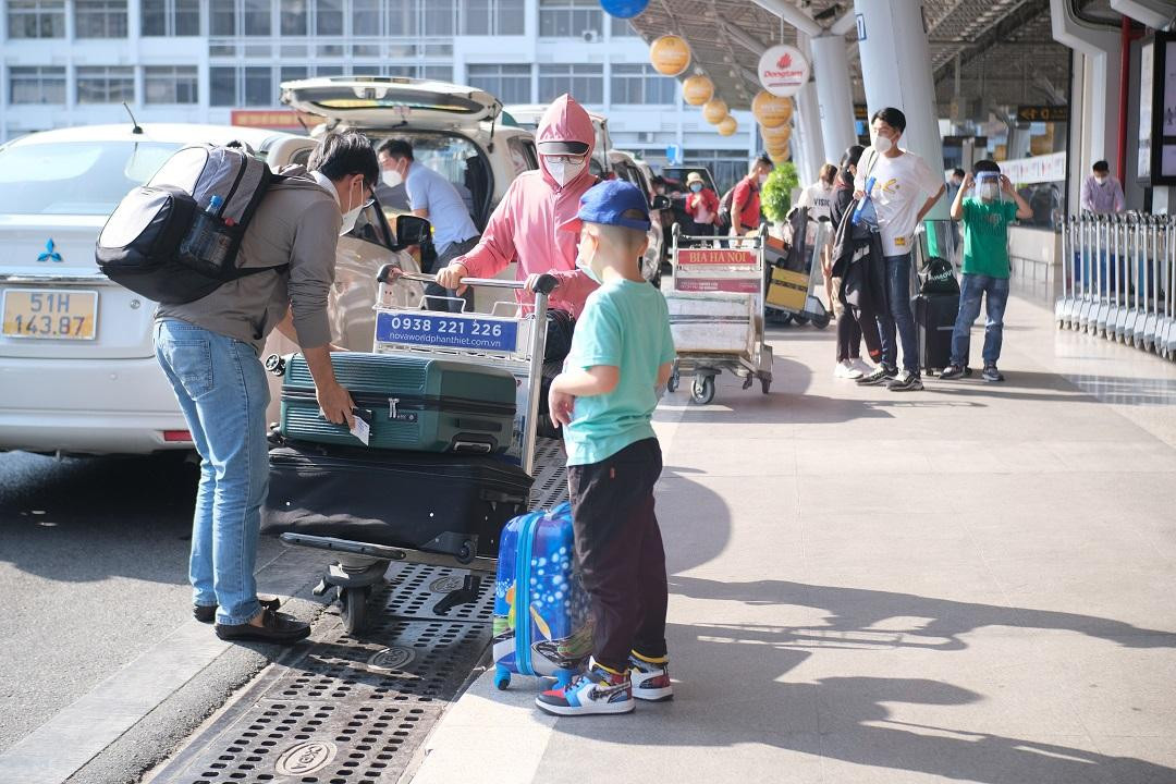 Bên ngoài các phương tiện nối đuôi nhau nhộn nhịp.