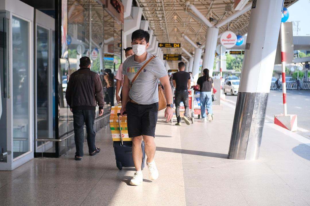 Người dân đổ về ga quốc nội để về quê đón Tết cùng gia đình.