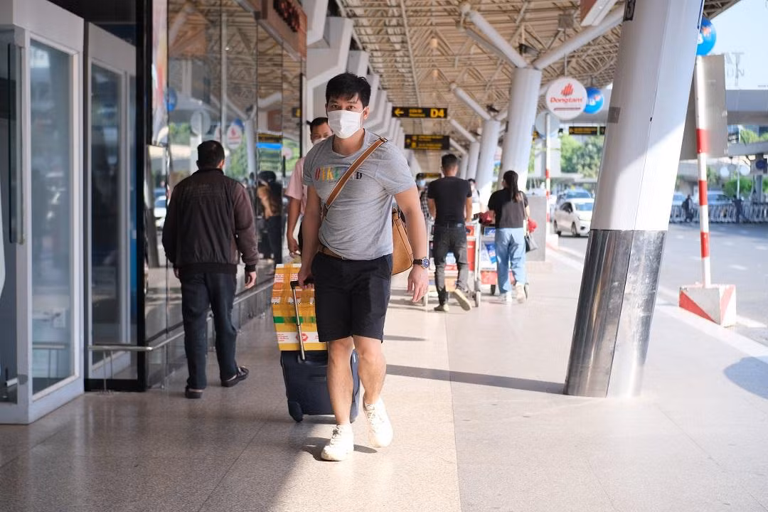 Người dân đổ về ga quốc nội để về quê đón Tết cùng gia đình.
