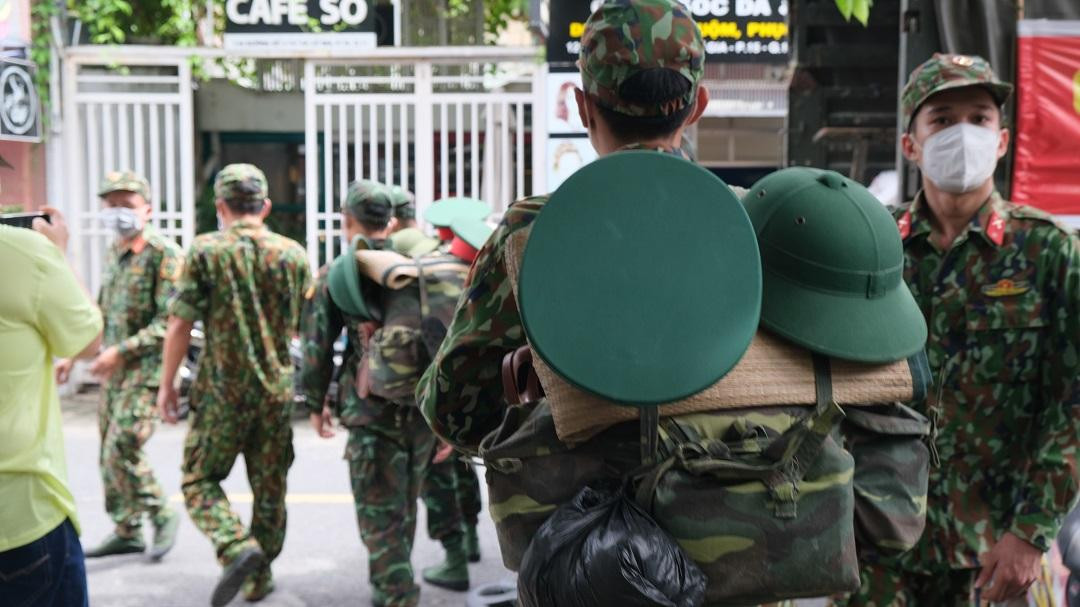 Hình ảnh bộ đội giúp dân trong những ngày qua đã tạo nên nghị lực, tiếp thêm sức mạnh giúp nhân dân yên tâm ở yên trong nhà để phòng dịch, đã có rất nhiều lời cảm ơn của nhân dân gửi đến các chú bộ đội, nhiệt tình giúp đỡ, tạo điều kiện cho người dân an tâm thực hiện Chỉ thị 16 tăng cường trong thời gian qua. Hình ảnh bộ đội giúp dân trong những ngày qua đã tạo nên nghị lực, tiếp thêm sức mạnh giúp nhân dân yên tâm ở yên trong nhà để phòng dịch, đã có rất nhiều lời cảm ơn của nhân dân gửi đến các chú bộ đội, nhiệt tình giúp đỡ, tạo điều kiện cho người dân an tâm thực hiện Chỉ thị 16 tăng cường trong thời gian qua.