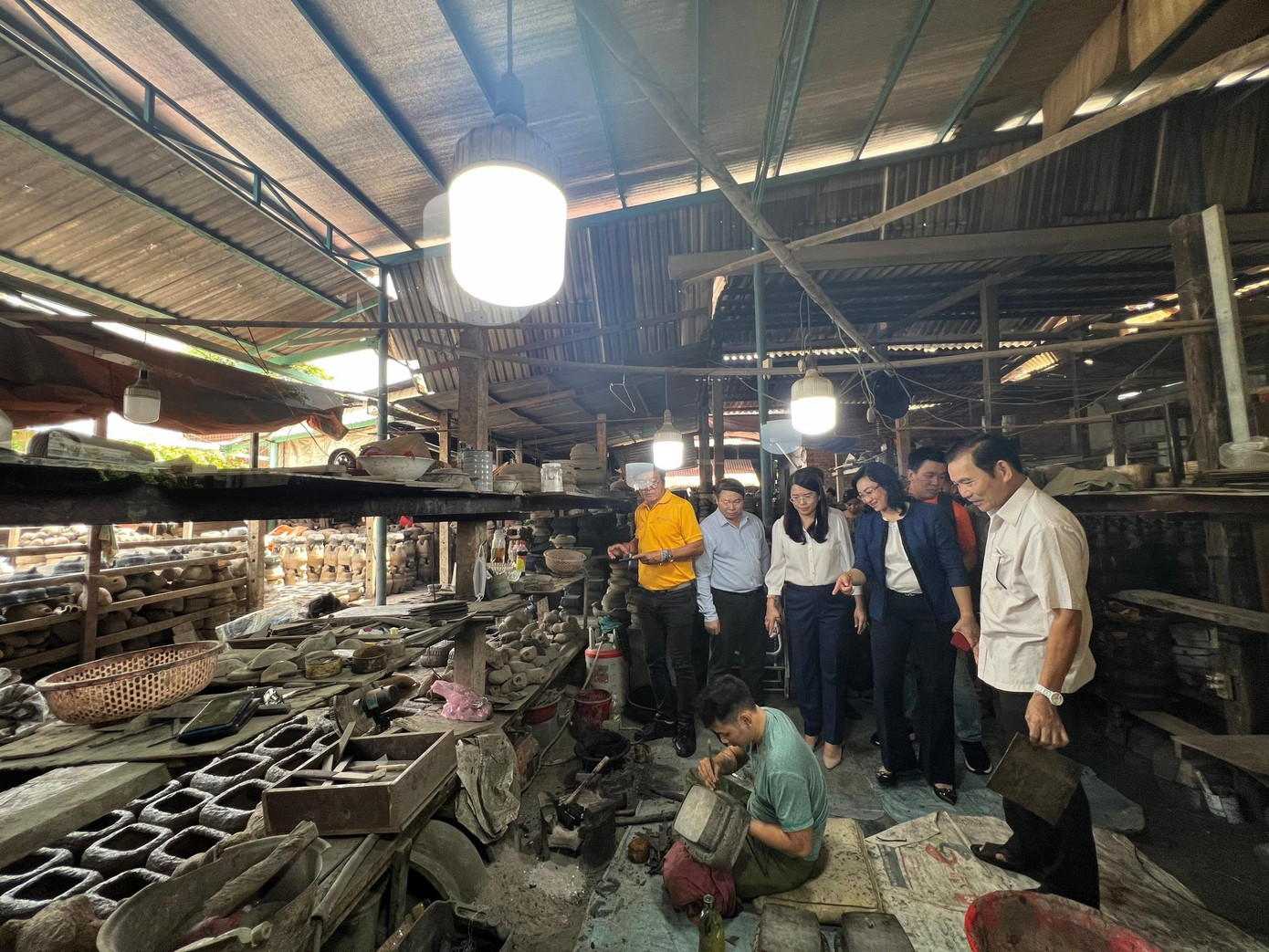 Du khách tham quan làng nghề đúc đồng ở quận Gò Vấp. Ảnh: ĐVCC Du khách tham quan làng nghề đúc đồng ở quận Gò Vấp. Ảnh: ĐVCC