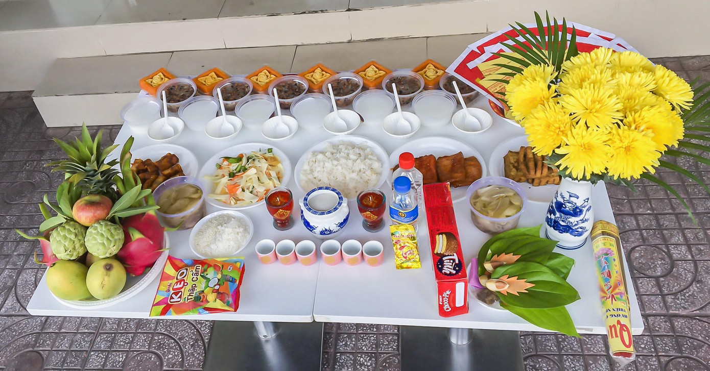 Một mâm cỗ cúng chay ngày rằm tháng Giêng được chuẩn bị sẵn.