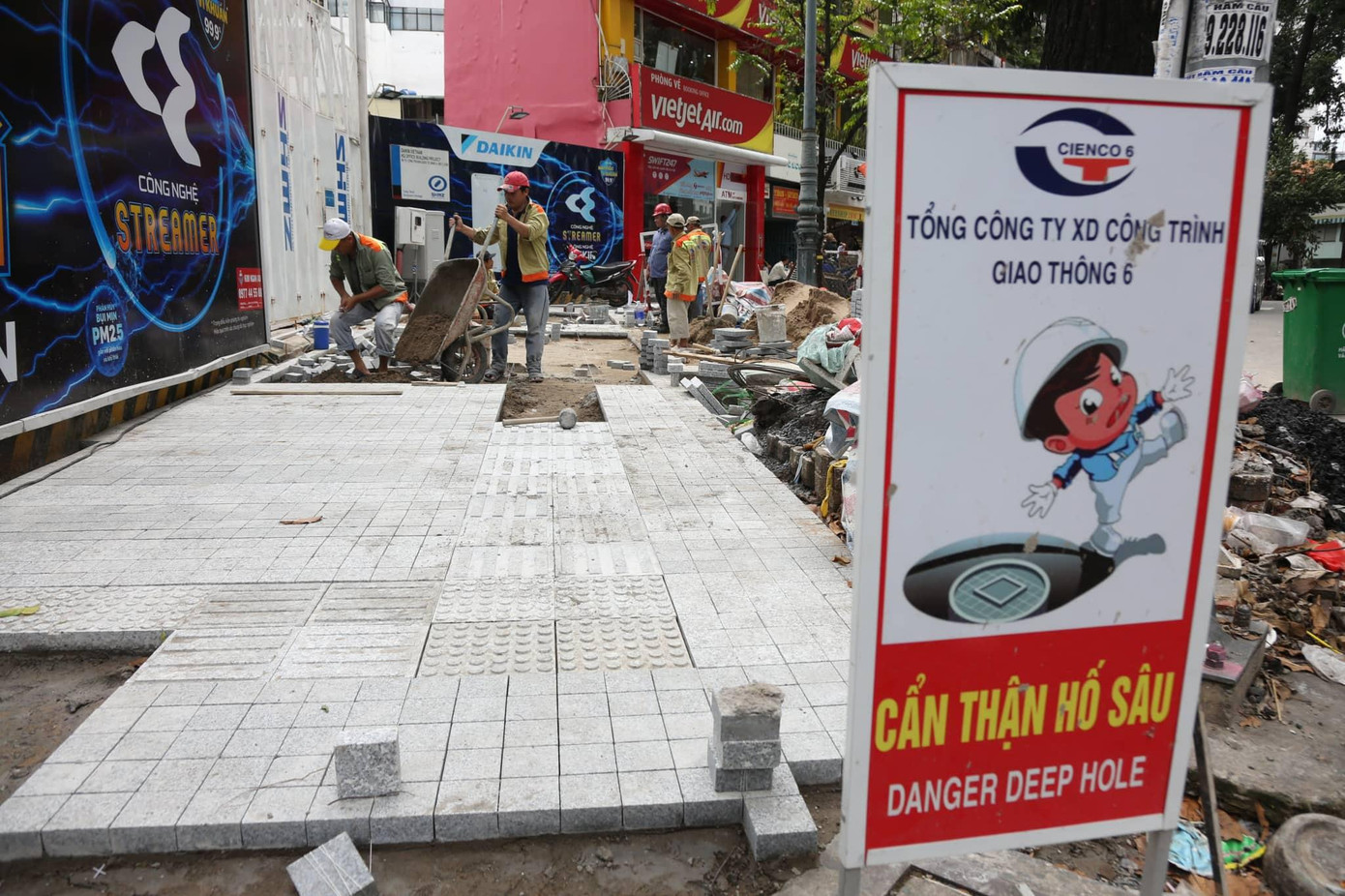 Trong giai đoạn một của dự án, công trình đang được quận triển khai cải tạo, nâng cấp vỉa hè tại các tuyến đường xung quanh địa điểm này. Tổng mức đầu tư cho giai đoạn một là gần 15 tỷ đồng được trích từ nguồn tài trợ và xã hội hóa. Trong giai đoạn một của dự án, công trình đang được quận triển khai cải tạo, nâng cấp vỉa hè tại các tuyến đường xung quanh địa điểm này. Tổng mức đầu tư cho giai đoạn một là gần 15 tỷ đồng được trích từ nguồn tài trợ và xã hội hóa.