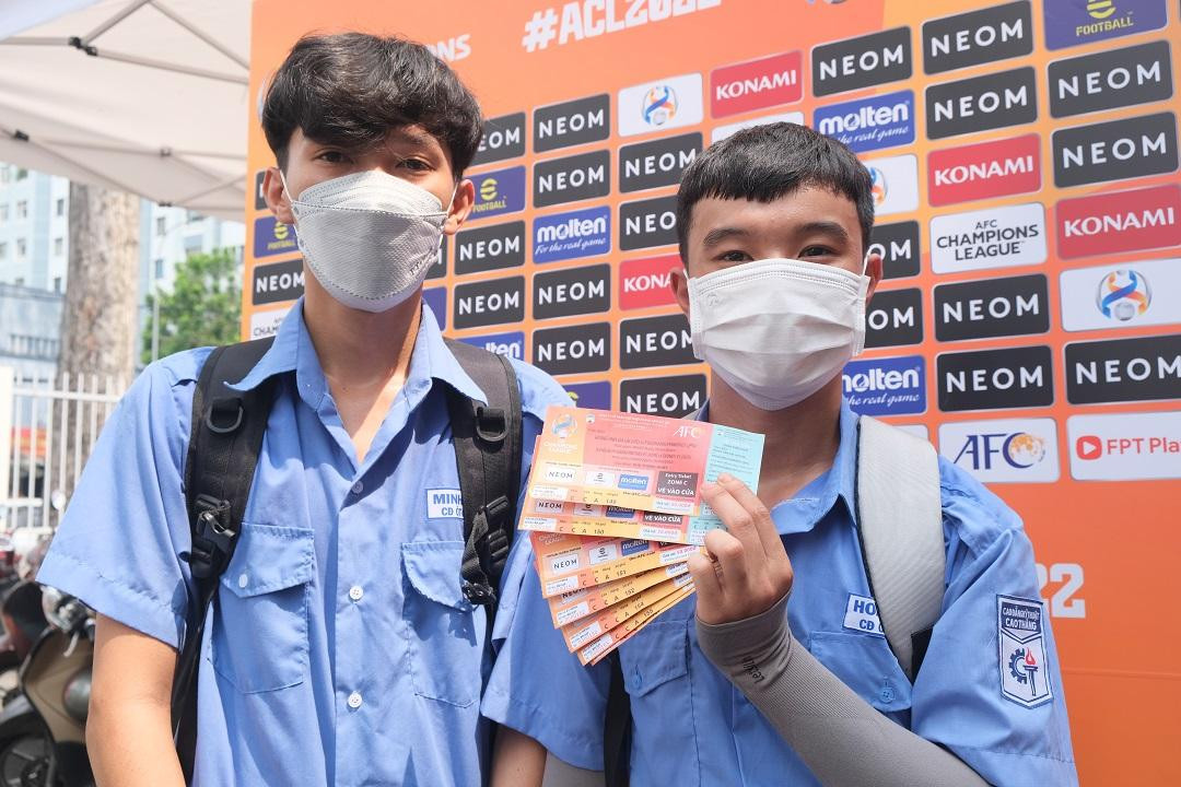 Theo ghi nhận, việc mua vé diễn ra khá trật tự, không có tình trạng xô đẩy, gây mất trật tự.