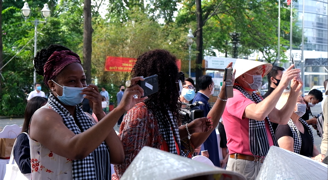 Đoàn du khách quốc tế hào hứng khi được thưởng thức tiết mục văn nghệ và màn trình diễn áo dài đặc sắc. Đoàn du khách quốc tế hào hứng khi được thưởng thức tiết mục văn nghệ và màn trình diễn áo dài đặc sắc.