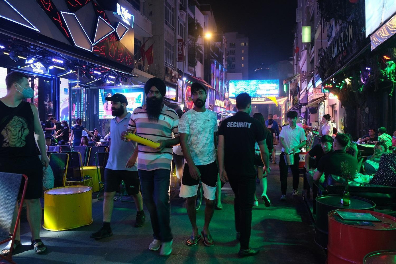 Nhà hàng, quán bar,... tại khu phố Bùi Viện nhộn nhịp du khách đến từ nhiều quốc gia khác nhau.