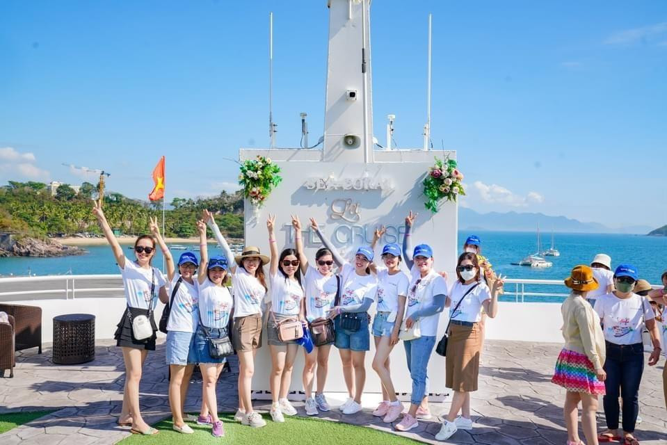 Với những chính sách ưu đãi, giảm giá cùng nhiều sản phẩm mới mà các đơn vị tung ra trong dịp này, đây là cơ hội giúp ngành du lịch kỳ vọng nhanh chóng lấy lại đà tăng trưởng. Với những chính sách ưu đãi, giảm giá cùng nhiều sản phẩm mới mà các đơn vị tung ra trong dịp này, đây là cơ hội giúp ngành du lịch kỳ vọng nhanh chóng lấy lại đà tăng trưởng.