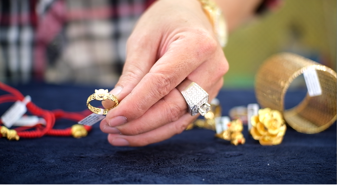 Nhẫn kim tiền có đính hình linh vật hổ.