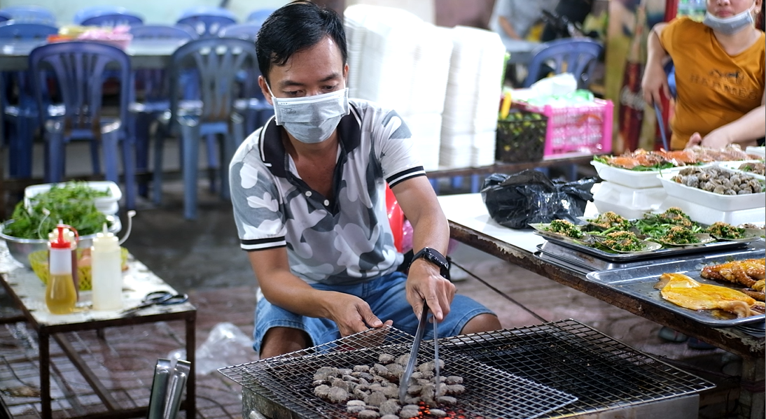 Một tiểu thương ở chợ Hàng Dương cho biết, vào ngày lễ hoặc cuối tuần là thời điểm chợ đông khách nhất, bán không kịp nghỉ tay từ sáng đến chiều.