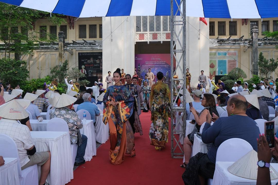 Đoàn gồm 130 khách quốc tịch Hoa Kỳ đến tham quan. Trong hành trình, đoàn đã chọn Thành phố là điểm dừng chân, lưu trú dài nhất để trải nghiệm và tham quan, thưởng thức ẩm thực và các dịch vụ chất lượng cao của Thành phố. Đoàn gồm 130 khách quốc tịch Hoa Kỳ đến tham quan. Trong hành trình, đoàn đã chọn Thành phố là điểm dừng chân, lưu trú dài nhất để trải nghiệm và tham quan, thưởng thức ẩm thực và các dịch vụ chất lượng cao của Thành phố.