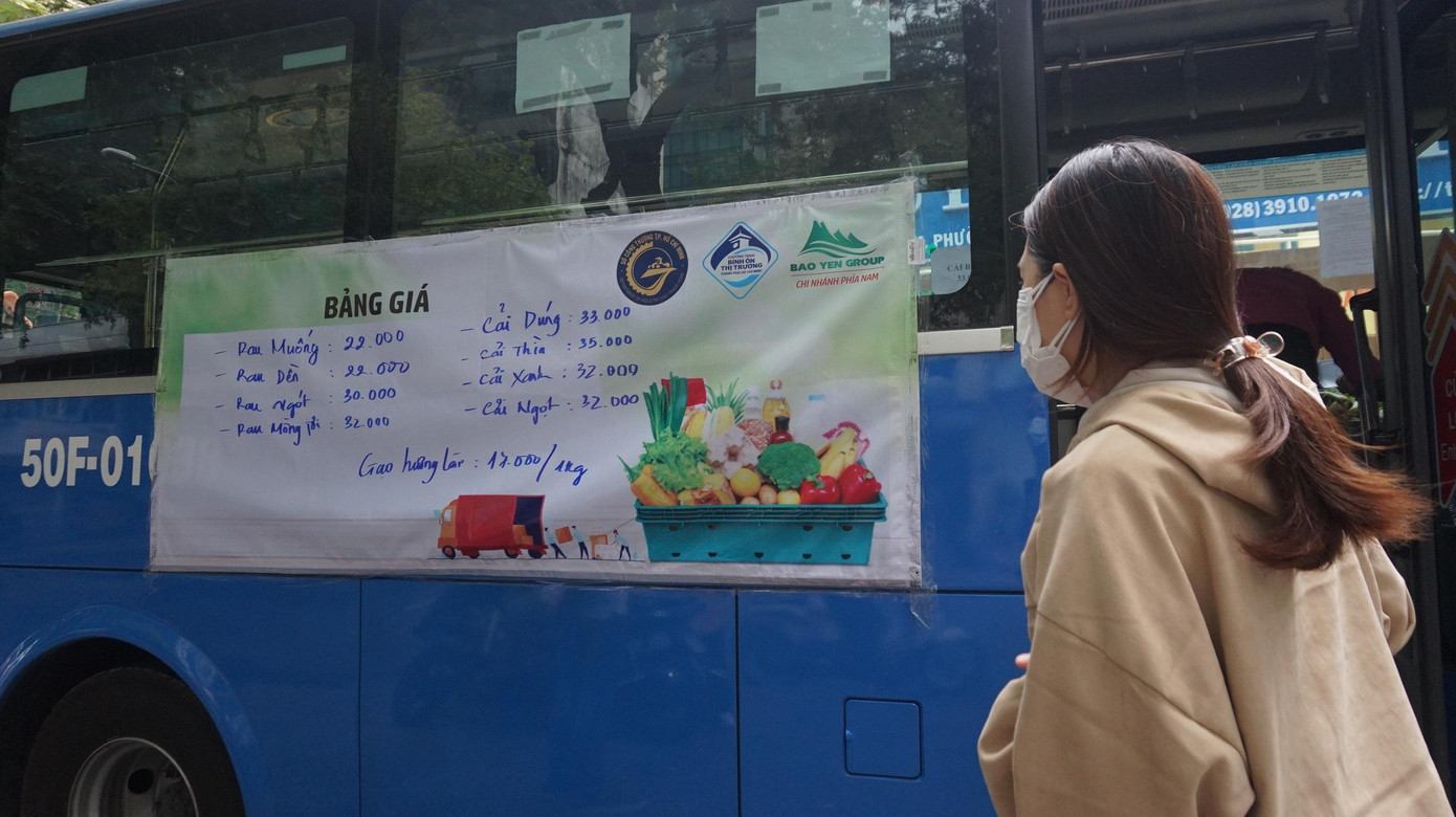 Bảng giá được niêm yết sẵn được dán ở phần thân xe buýt giúp người dân dễ nhìn thấy và lựa chọn mặt hàng.