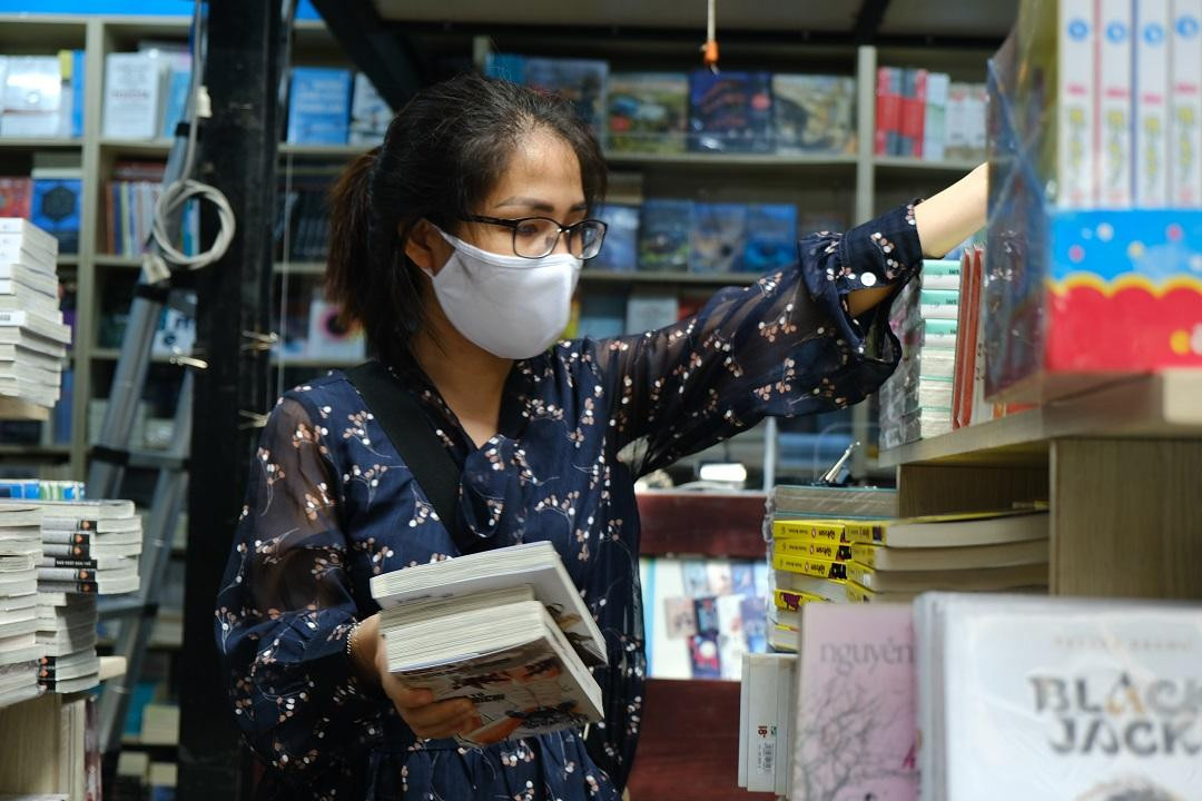 Ông Lê Hoàng, Giám đốc Công ty Đường sách TPHCM cho biết, dựa trên các quy định, hướng dẫn của UBND TP.HCM trong việc đánh giá tiêu chí đảm bảo an toàn trong phòng chống dịch COVID-19, Đường Sách TP.HCM đã lập các phương án dự phòng phòng chống dịch COVID-19 như: dán mã QR ở các lối ra vào đường sách để khách đến khai báo y tế, kiểm tra thông tin thẻ xanh COVID-19. Đồng thời, các khu vực trong gian hàng đều được sắp xếp lại nhằm đảm bảo giãn cách 2m, bố trí 1 lối ra - 1 lối vào,....nhằm đảm bảo an toàn về khoảng cách và hạn chế sự tiếp xúc khi du khách đến tham quan và mua sắm.