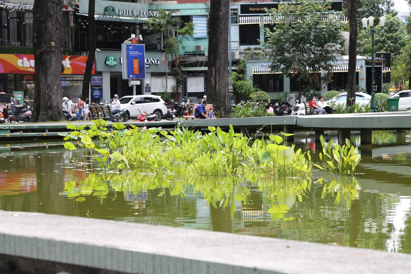 Theo đó, sau khi hoàn thành giai đoạn đầu, sẽ tiến hành tiếp giai đoạn hai của dự án, thực hiện cải tạo phần lõi trung tâm, hồ nước. Hồ nước sẽ được thi công chống thấm, bổ sung hệ thống phun nước trong hồ và theo lối đi. Hệ thống chiếu sáng cũ sẽ được thay thế bằng các trụ đèn, bổ sung đèn trang trí nghệ thuật xung quanh. Theo đó, sau khi hoàn thành giai đoạn đầu, sẽ tiến hành tiếp giai đoạn hai của dự án, thực hiện cải tạo phần lõi trung tâm, hồ nước. Hồ nước sẽ được thi công chống thấm, bổ sung hệ thống phun nước trong hồ và theo lối đi. Hệ thống chiếu sáng cũ sẽ được thay thế bằng các trụ đèn, bổ sung đèn trang trí nghệ thuật xung quanh.