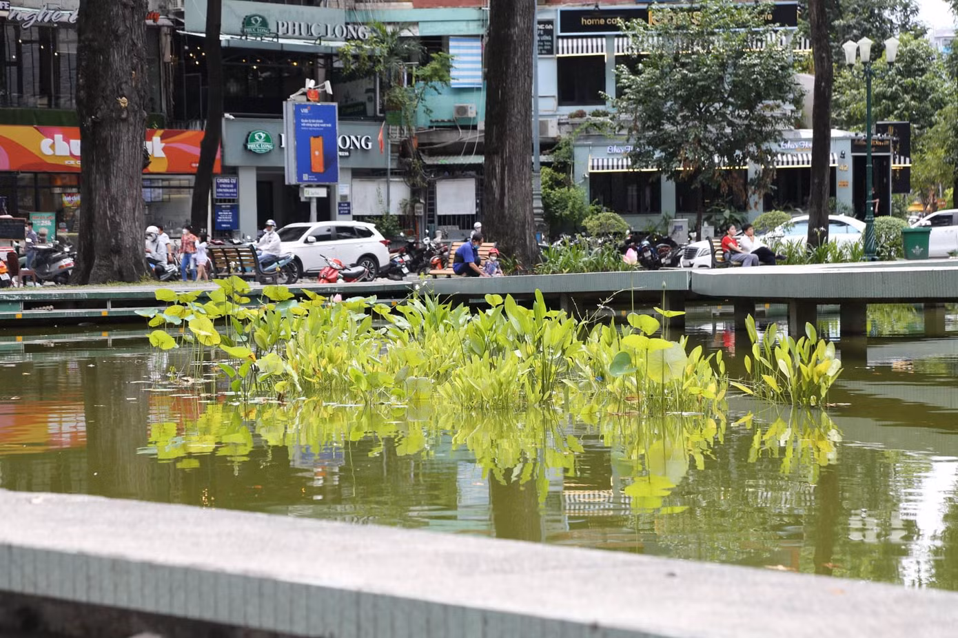 Theo đó, sau khi hoàn thành giai đoạn đầu, sẽ tiến hành tiếp giai đoạn hai của dự án, thực hiện cải tạo phần lõi trung tâm, hồ nước. Hồ nước sẽ được thi công chống thấm, bổ sung hệ thống phun nước trong hồ và theo lối đi. Hệ thống chiếu sáng cũ sẽ được thay thế bằng các trụ đèn, bổ sung đèn trang trí nghệ thuật xung quanh. Theo đó, sau khi hoàn thành giai đoạn đầu, sẽ tiến hành tiếp giai đoạn hai của dự án, thực hiện cải tạo phần lõi trung tâm, hồ nước. Hồ nước sẽ được thi công chống thấm, bổ sung hệ thống phun nước trong hồ và theo lối đi. Hệ thống chiếu sáng cũ sẽ được thay thế bằng các trụ đèn, bổ sung đèn trang trí nghệ thuật xung quanh.
