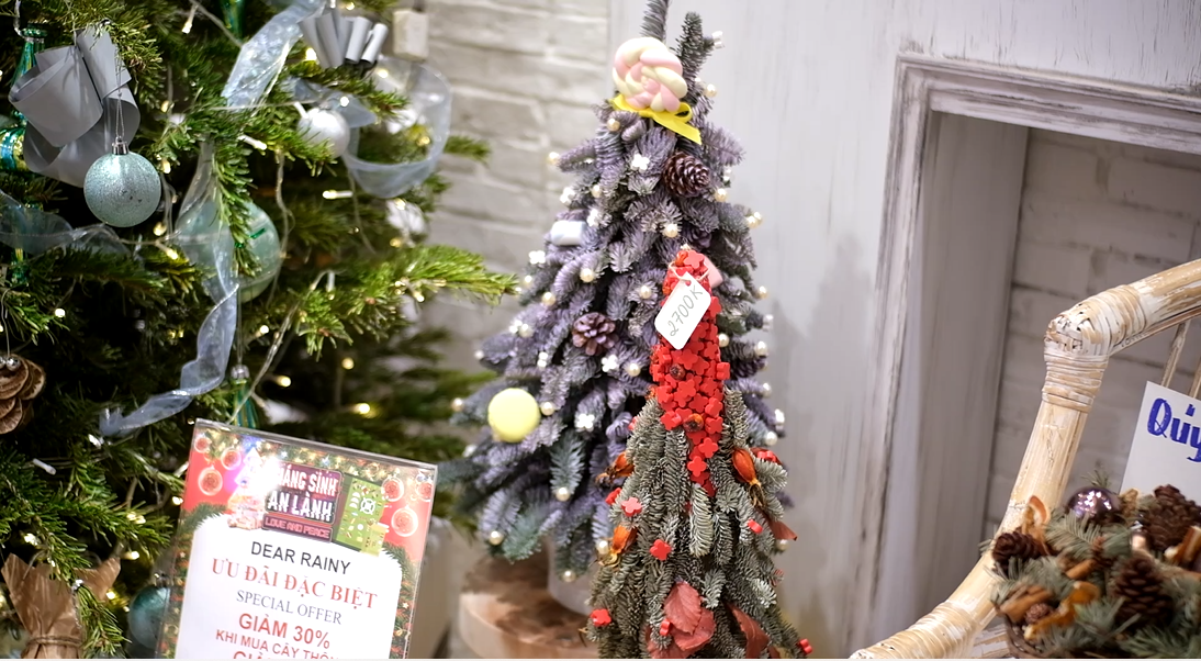 Những chậu thông Hanmade làm từ nhánh thông tươi Đan Mạch với đa dạng màu sắc, kiểu dáng có giá từ 2 triệu - 4 triệu tùy theo kích thước và độ khó. Những chậu thông Hanmade làm từ nhánh thông tươi Đan Mạch với đa dạng màu sắc, kiểu dáng có giá từ 2 triệu - 4 triệu tùy theo kích thước và độ khó.