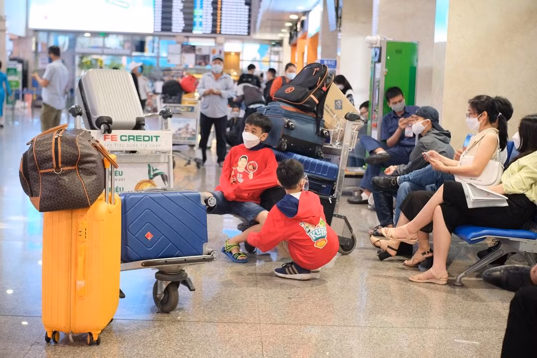 Các em nhỏ đi theo cha mẹ cũng mệt mỏi vì chờ đợi lâu.