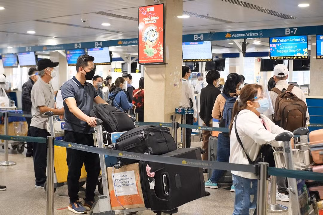 Rất đông hành khách xếp hàng chờ làm thủ tục.