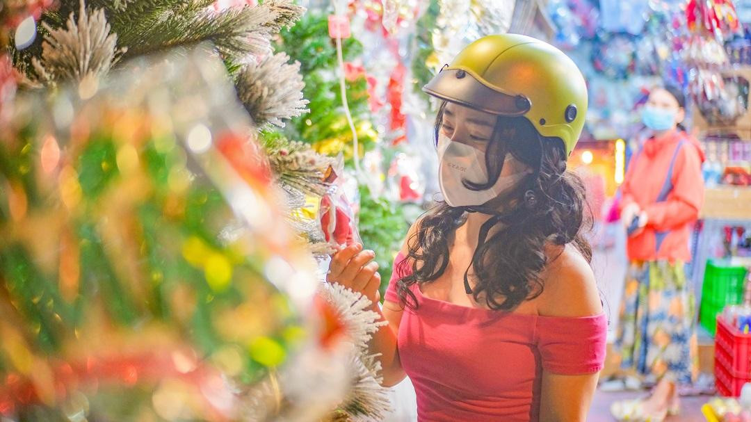 Nhiều bạn trẻ đến đây chụp ảnh, tận hưởng không khí Giáng sinh đang đến gần. Nhiều bạn trẻ đến đây chụp ảnh, tận hưởng không khí Giáng sinh đang đến gần.