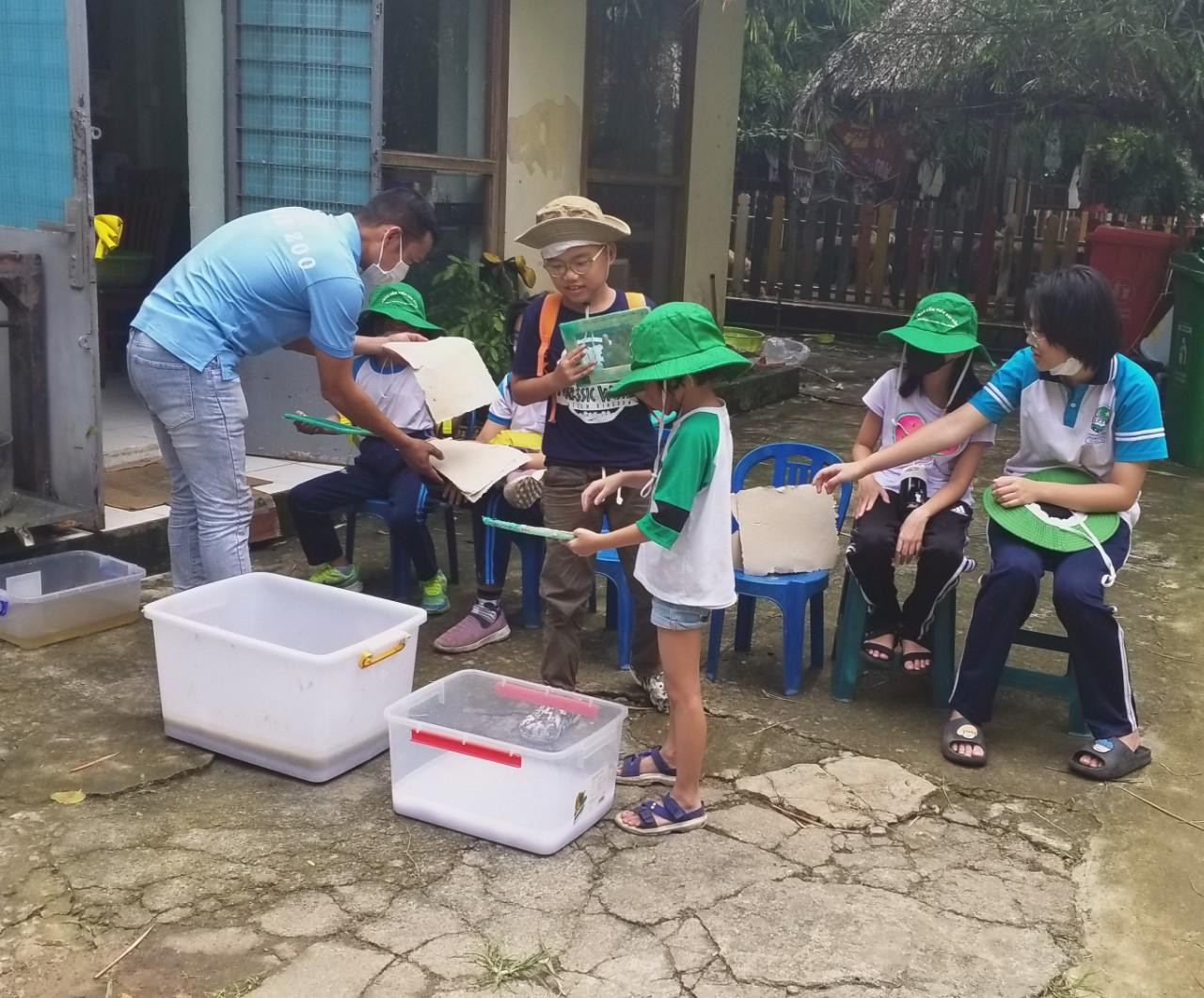 Để khuyến khích trẻ hiểu hơn với mô hình trên, Thảo Cầm Viên cũng mở lớp trải nghiệm làm giấy từ phân voi, rèn nhiều kỹ năng cho các bé trong học tập và cuộc sống. Với kinh nghiệm giáo dục vườn thú và giáo dục trải nghiệm 22 năm, đội ngũ giảng viên của Thảo Cầm Viên sẽ giúp phụ huynh yên tâm về giá cả và chất lượng lớp học trong thời điểm “bão giá” như hiện nay. Để khuyến khích trẻ hiểu hơn với mô hình trên, Thảo Cầm Viên cũng mở lớp trải nghiệm làm giấy từ phân voi, rèn nhiều kỹ năng cho các bé trong học tập và cuộc sống. Với kinh nghiệm giáo dục vườn thú và giáo dục trải nghiệm 22 năm, đội ngũ giảng viên của Thảo Cầm Viên sẽ giúp phụ huynh yên tâm về giá cả và chất lượng lớp học trong thời điểm “bão giá” như hiện nay.