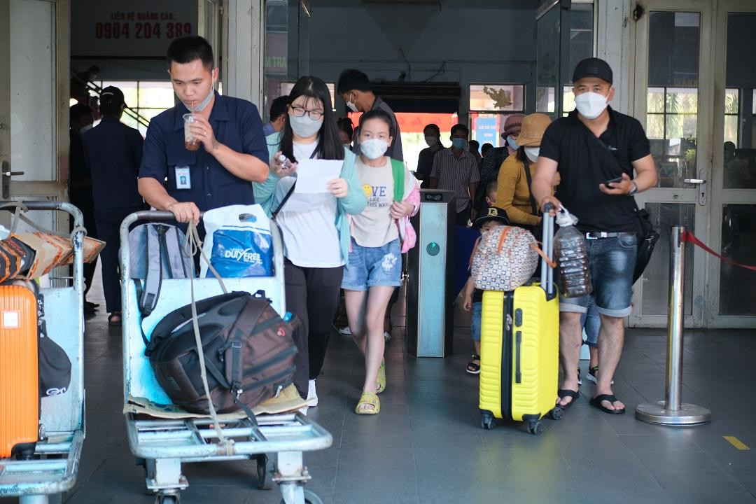 Ghi nhận của PV Tiền Phong sáng ngày 24/1, lượng khách đến ga Sài Gòn tăng mạnh khi Bộ GTVT gỡ dần các điều kiện với khách đi lại, nhiều tỉnh thành phố khác cũng đã kiểm soát tốt tình hình dịch bệnh và nới lỏng việc cách ly đối người về quê đón Tết.