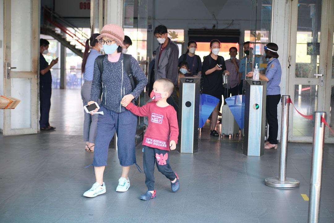 Còn chị Trần Yến Nhi (ngụ quận Gò Vấp, TP.HCM) rất háo hức vì được về sum họp, đón Tết cùng gia đình. Chị Nhi cho biết, một năm qua tình hình dịch bệnh căng thẳng nên không về quê thường xuyên như các năm trước nên năm nay tranh thủ đặt vé về quê sớm để có thời gian ở nhà lâu hơn. "Mặc dù tình hình dịch bệnh đã được kiểm soát tốt ở nhiều địa phương nhưng tôi vẫn không chủ quan, luôn tuân thủ quy định 5K của Bộ Y tế để phòng dịch", chị Nhi nói.