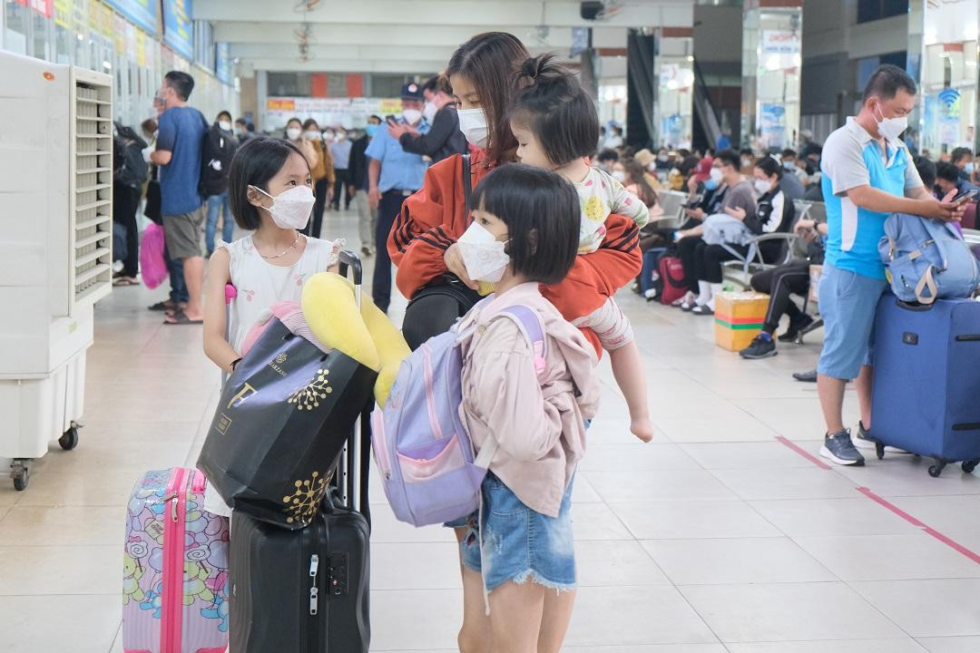 Chị Thúy Hoa (ngụ quận Tân Bình, TP.HCM) chia sẻ: "Hiện nay, tình hình dịch COVID-19 hiện nay cũng đã được kiểm soát tốt, gia đình tôi cũng rất thoải mái khi đi du lịch trong thời gian này. Năm nay nghỉ lễ 30/4 – 1/5 kéo dài đến 4 ngày và các con tôi rất thích biển nên tôi quyết định chọn đi du lịch ở Nha Trang dịp này".