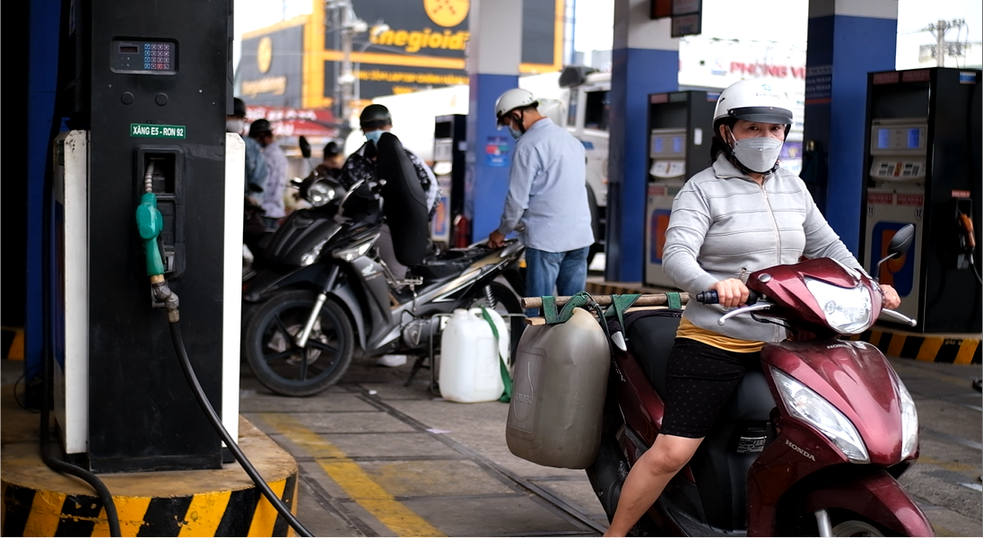 Trước ngày điều chỉnh giá xăng dầu, nhiều khách hàng đổ xô đi mua xăng.