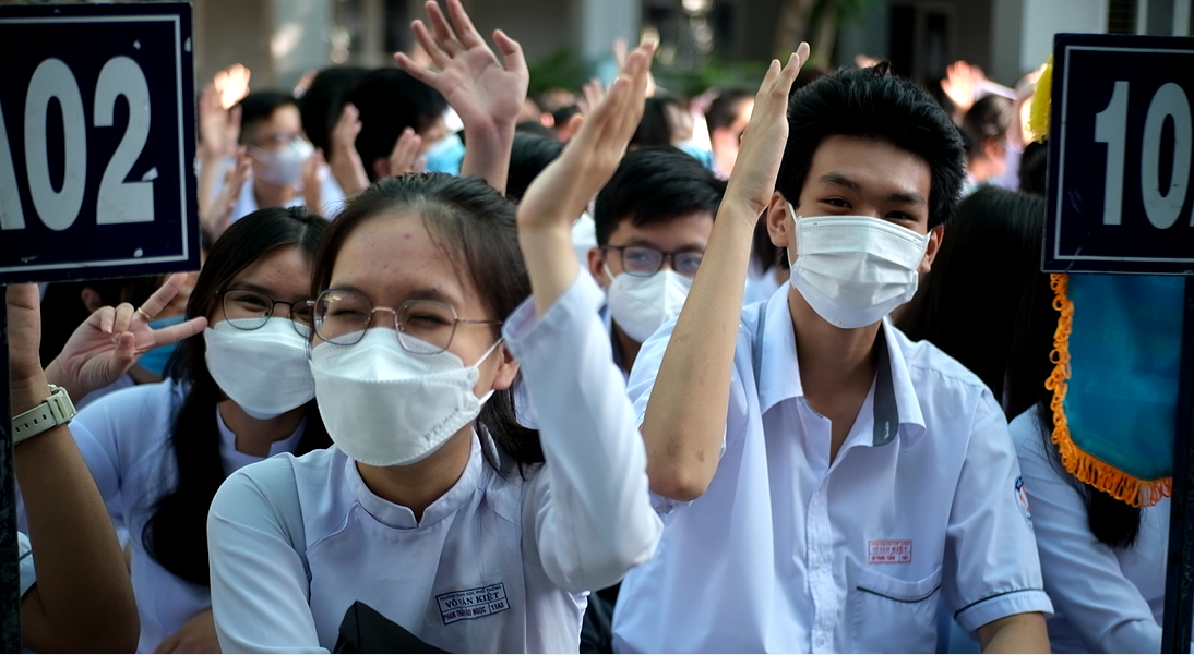 Buổi tuyên truyền diễn ra sôi nổi với sự tham gia hào hứng của các em học sinh.