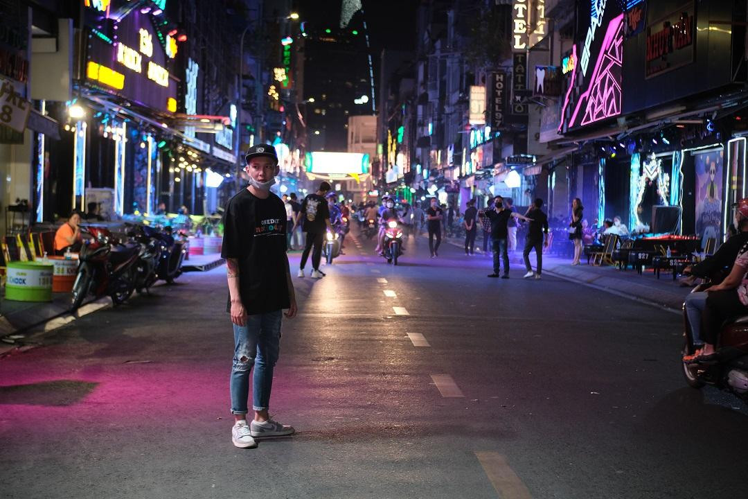 Phố Bùi Viện trong ngày đầu bar và vũ trường được hoạt động trở lại, không đông khách. Phố Bùi Viện trong ngày đầu bar và vũ trường được hoạt động trở lại, không đông khách.