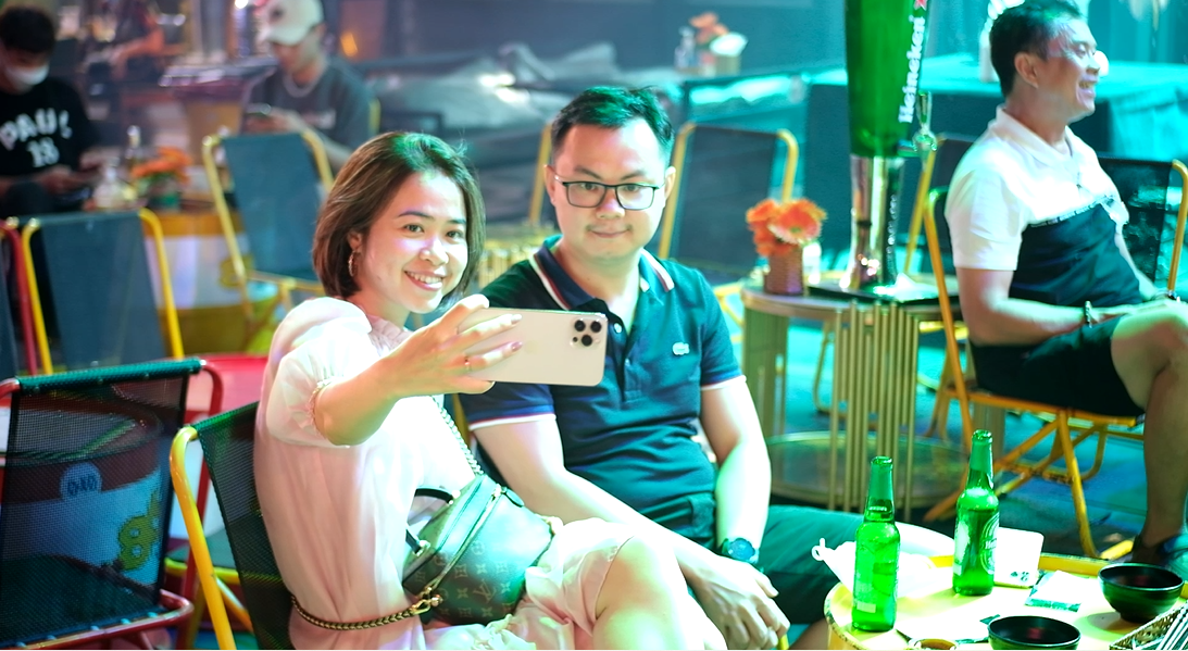 Nhiều người trẻ chọn đến phố Tây Bùi Viện vào những ngày cuối tuần để vui chơi sau một tuần làm việc căng thẳng. Chị Huyền Anh (ngụ quận 10, TP.HCM) chia sẻ: "Đây là địa điểm mà tôi và bạn bè thường xuyên lui tới để vừa ăn uống vừa trò chuyện, thưởng thức âm nhạc. Đây là cách giúp tôi xả stress hiệu quả".