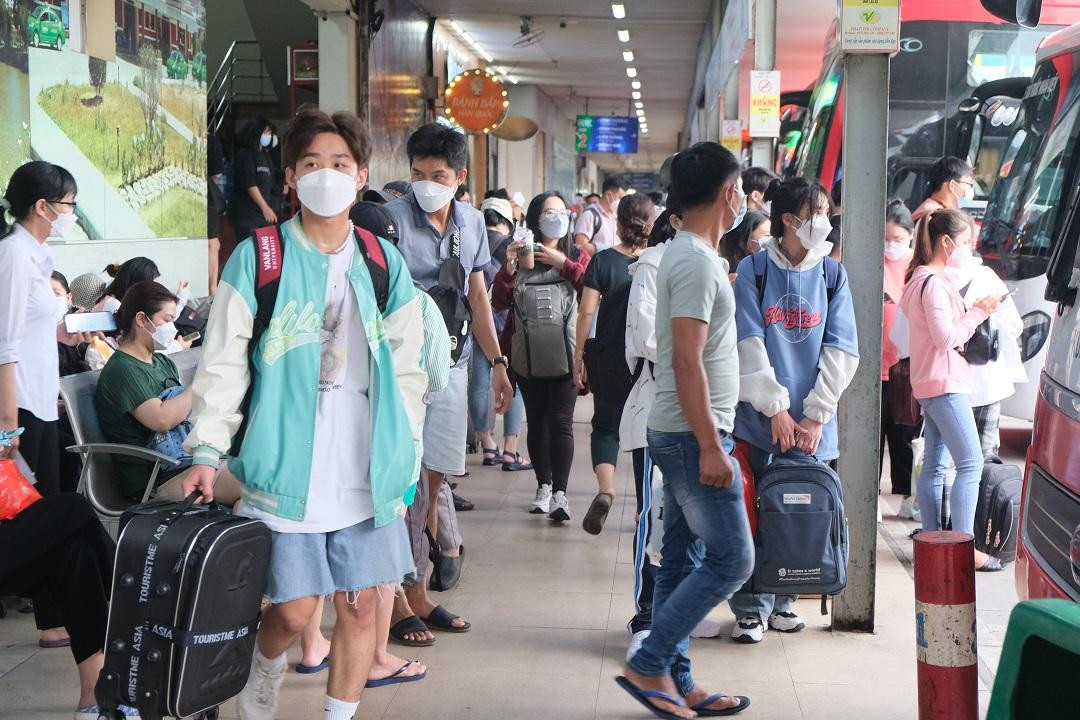 Theo đại diện bến xe miền Đông, ngày 29/4, dự báo lượng khách qua bến trong dự kiến đạt 35.000 khách với 1.300 lượt xe xuất bến. Đây cũng là ngày có lượng khách cao nhất trong kỳ lễ 30-4, 1-5 năm nay. Ngoài ra, vị đại diện này cũng khẳng định dù lượng khách đông, bến vẫn yêu cầu các nhà xe, hành khách thực hiện các biện pháp phòng, chống dịch COVID-19.