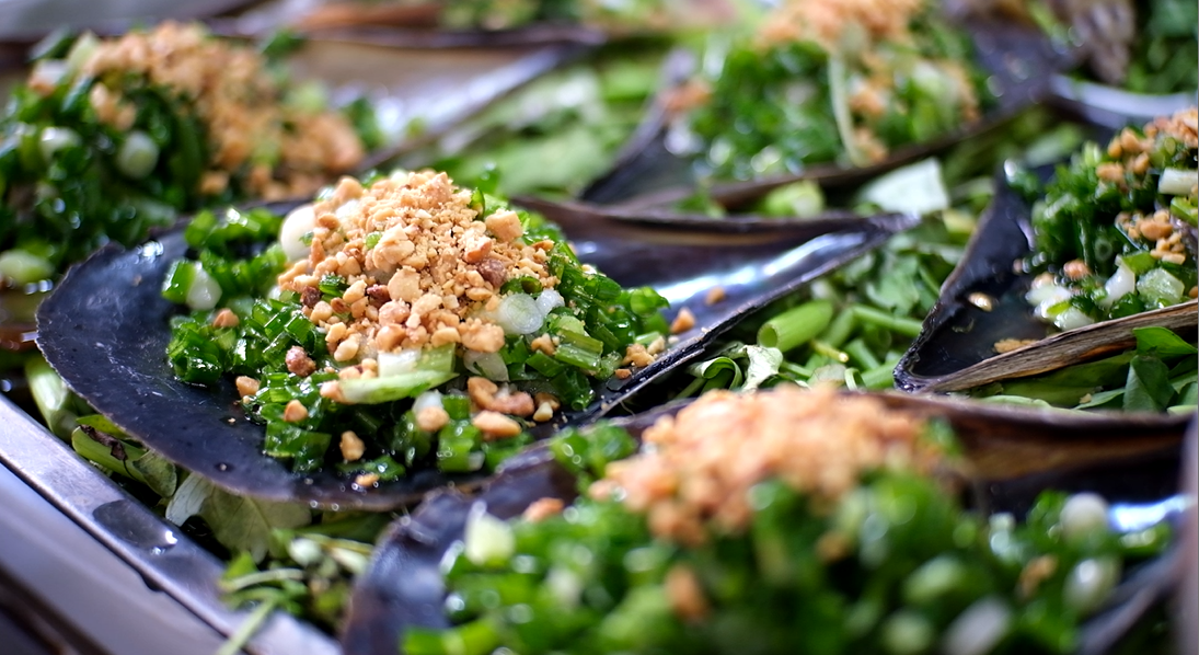 Chợ có nhiều loại hải sản tươi ngon với các mức giá từ thấp đến cao như ốc, cá, mực, cua biển, ghẹ, bạch tuộc, tôm tít,… Giá dao động từ vài chục đến hàng trăm nghìn.