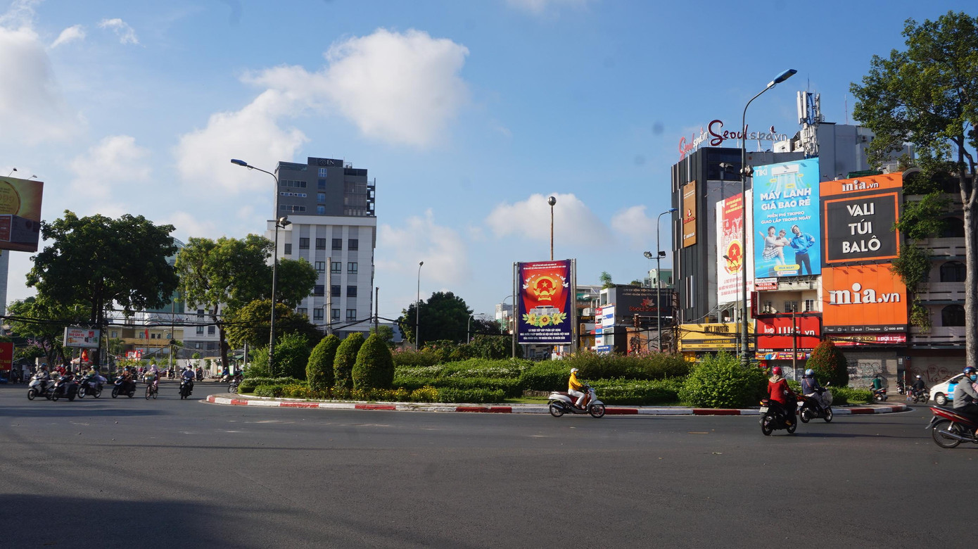 Vòng xoay Dân Chủ trở nên thông thoáng, không còn cảnh kẹt xe như trước. Vòng xoay Dân Chủ trở nên thông thoáng, không còn cảnh kẹt xe như trước.