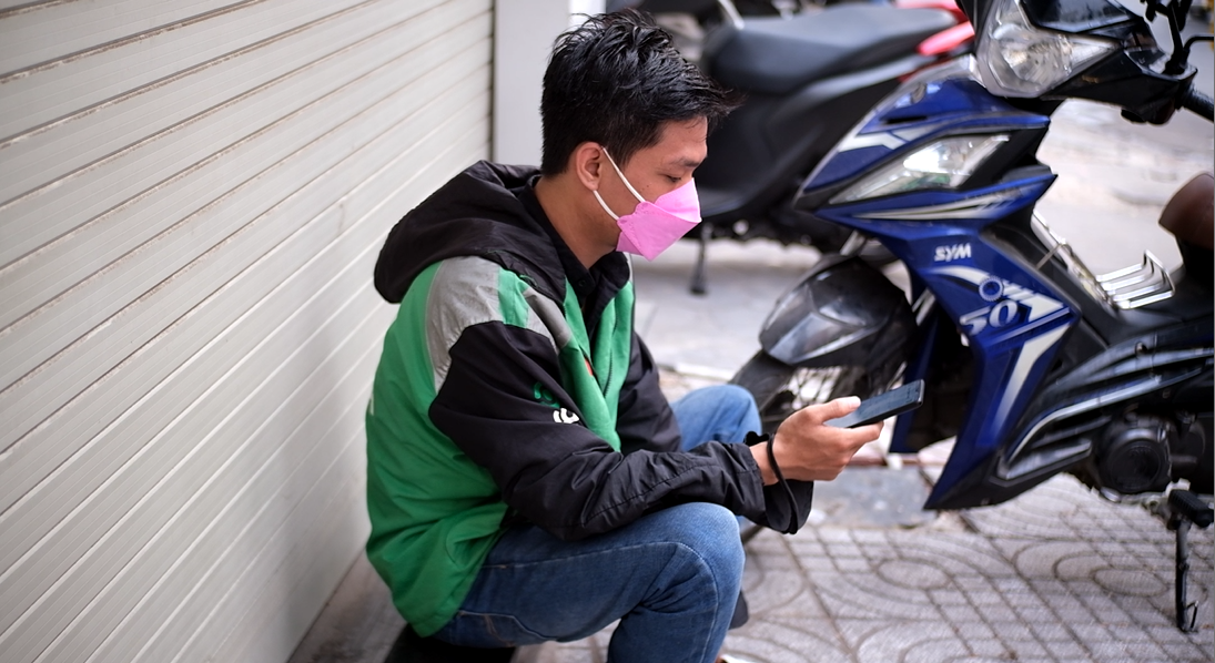 Anh Hiệp trải lòng: “Từ khi giá xăng dầu tăng cao, tôi không chạy lòng vòng để tìm khách như trước mà chỉ dựng xe ngồi một chỗ cố định để nhận những đơn hàng gần. Nếu như thời gian trước, một ngày tôi chỉ đổ khoảng 50.000 đồng là đầy bình thì bây giờ trung bình phải đổ từ 80.000 đồng đến 100.000 đồng, trong khi đó lượng khách lại giảm khiến thu nhập của tôi cũng giảm theo”.