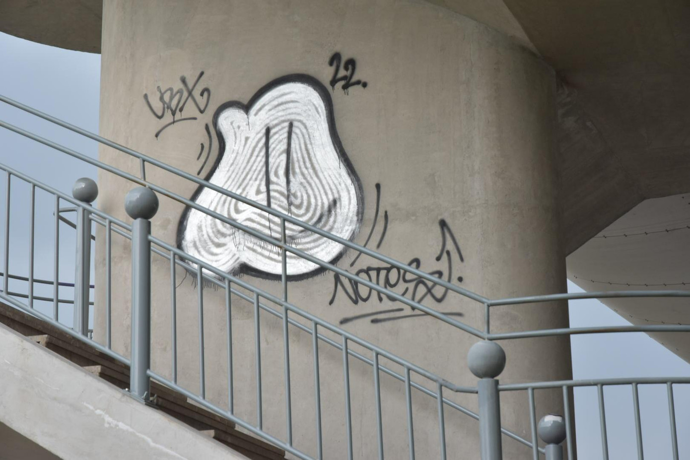 Các ký hiệu, hình vẽ graffiti xuất hiện nhan nhản khắp nơi ở lối cầu thang bộ. Các ký hiệu, hình vẽ graffiti xuất hiện nhan nhản khắp nơi ở lối cầu thang bộ.