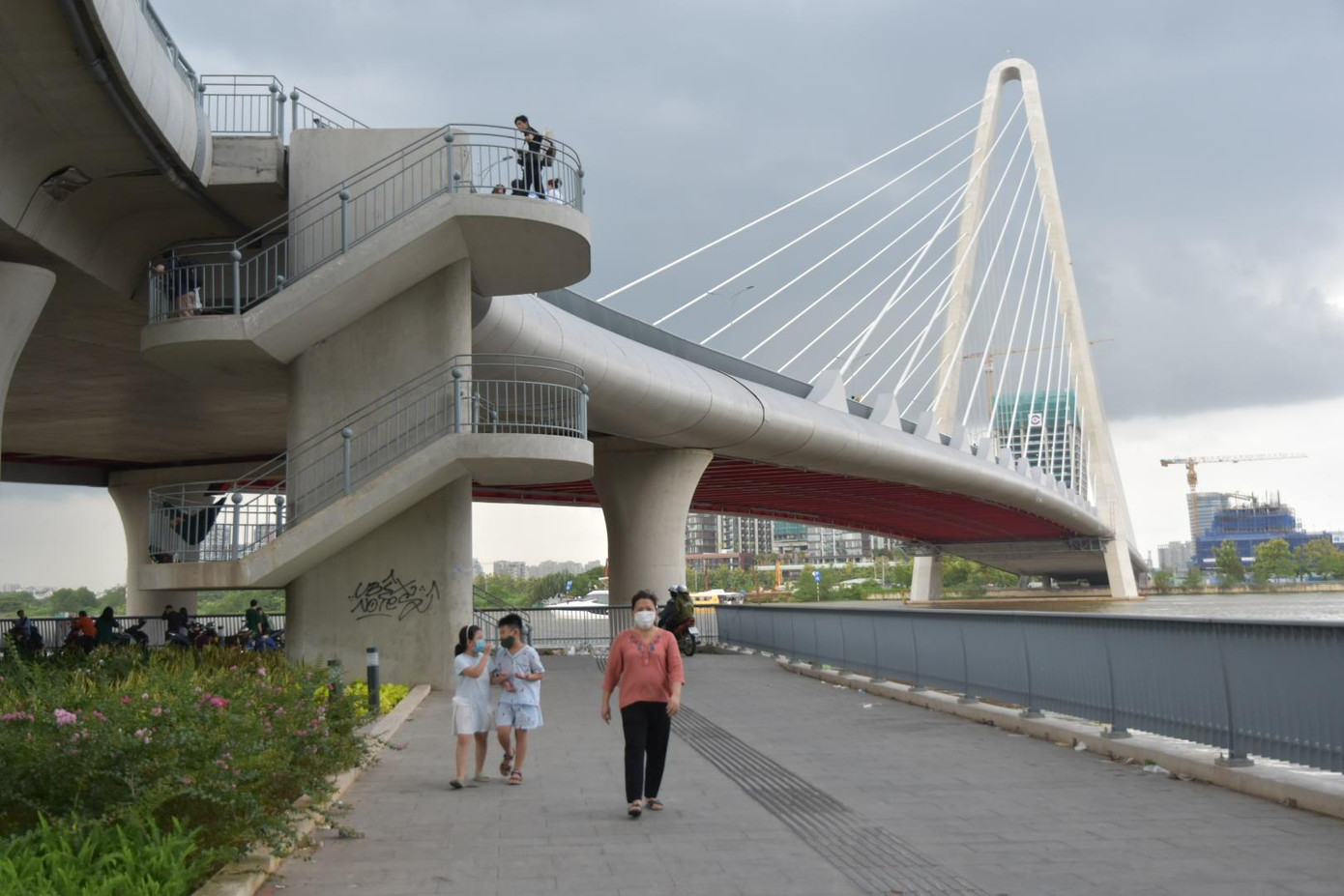 Cầu Thủ Thiêm 2 chính thức khánh thành, thông xe vào ngày 28/4. Đây là một trong những công trình trọng điểm của TP.HCM bắc qua sông Sài Gòn, giữ vai trò kết nối giao thông giữa trung tâm TP.HCM với Khu đô thị mới Thủ Thiêm, TP.Thủ Đức. Sau khi đưa vào hoạt động, cầu Thủ Thiêm 2 luôn thu hút đông đảo người dân đến tham quan và chụp ảnh. Cầu Thủ Thiêm 2 chính thức khánh thành, thông xe vào ngày 28/4. Đây là một trong những công trình trọng điểm của TP.HCM bắc qua sông Sài Gòn, giữ vai trò kết nối giao thông giữa trung tâm TP.HCM với Khu đô thị mới Thủ Thiêm, TP.Thủ Đức. Sau khi đưa vào hoạt động, cầu Thủ Thiêm 2 luôn thu hút đông đảo người dân đến tham quan và chụp ảnh.