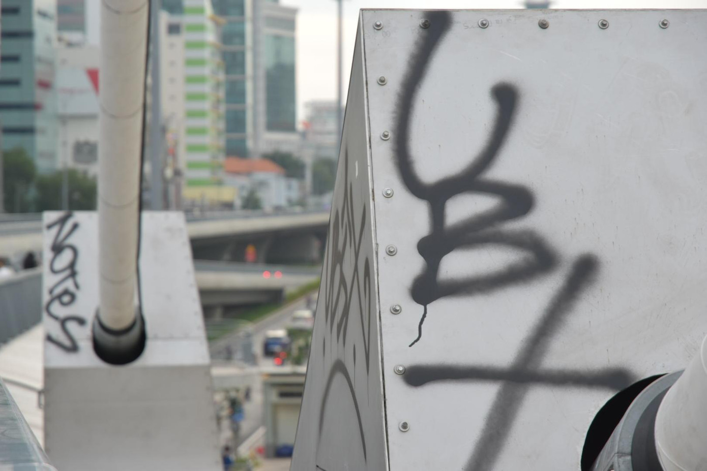 Nhiều vị trí như chân cầu, hai đầu dây văng của cầu Thủ Thiêm 2 - được xem là biểu tượng mới của TPHCM xuất hiện rất nhiều hình vẽ theo hình thức Graffiti biến tướng. Nhiều vị trí như chân cầu, hai đầu dây văng của cầu Thủ Thiêm 2 - được xem là biểu tượng mới của TPHCM xuất hiện rất nhiều hình vẽ theo hình thức Graffiti biến tướng.