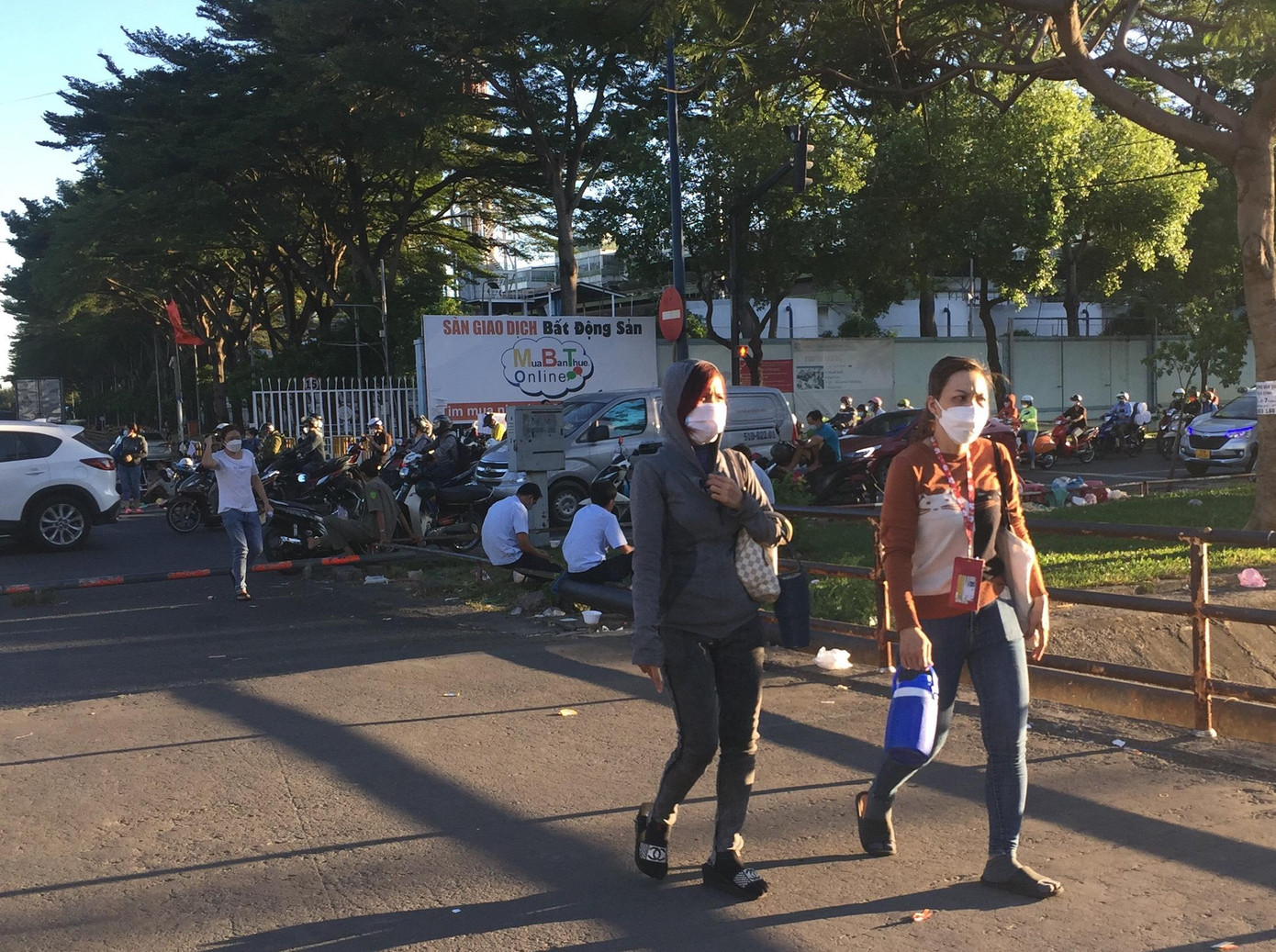 Tăng ca là giải pháp duy nhất giúp người lao động có thêm thu nhập. Tăng ca là giải pháp duy nhất giúp người lao động có thêm thu nhập.