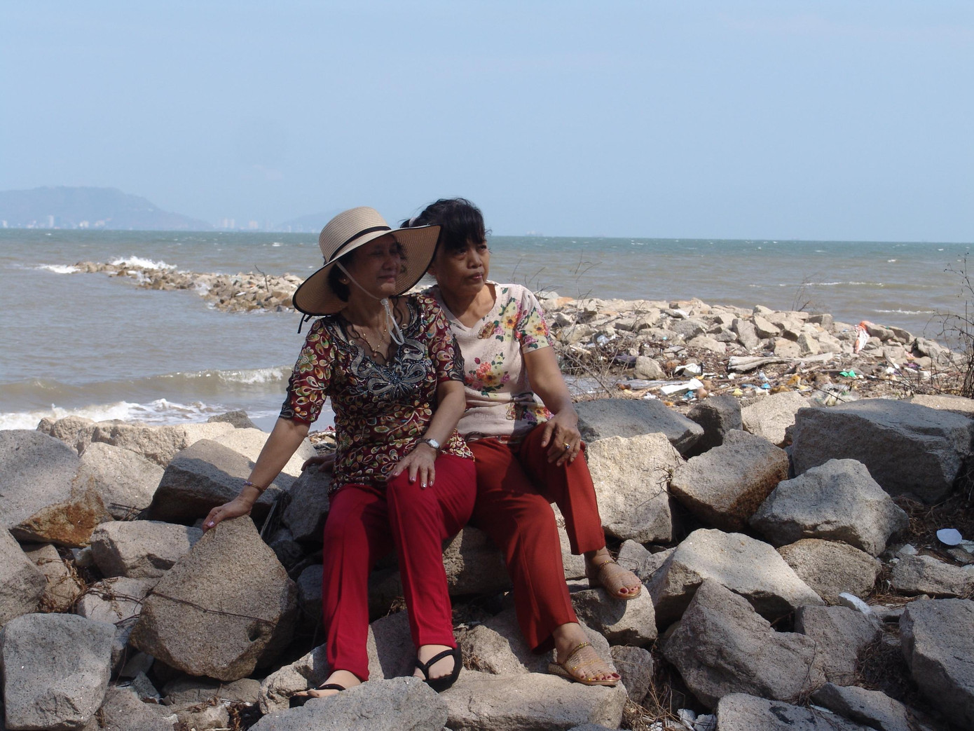 Nhiều du khách vui chơi, chụp ảnh tại bờ biển.