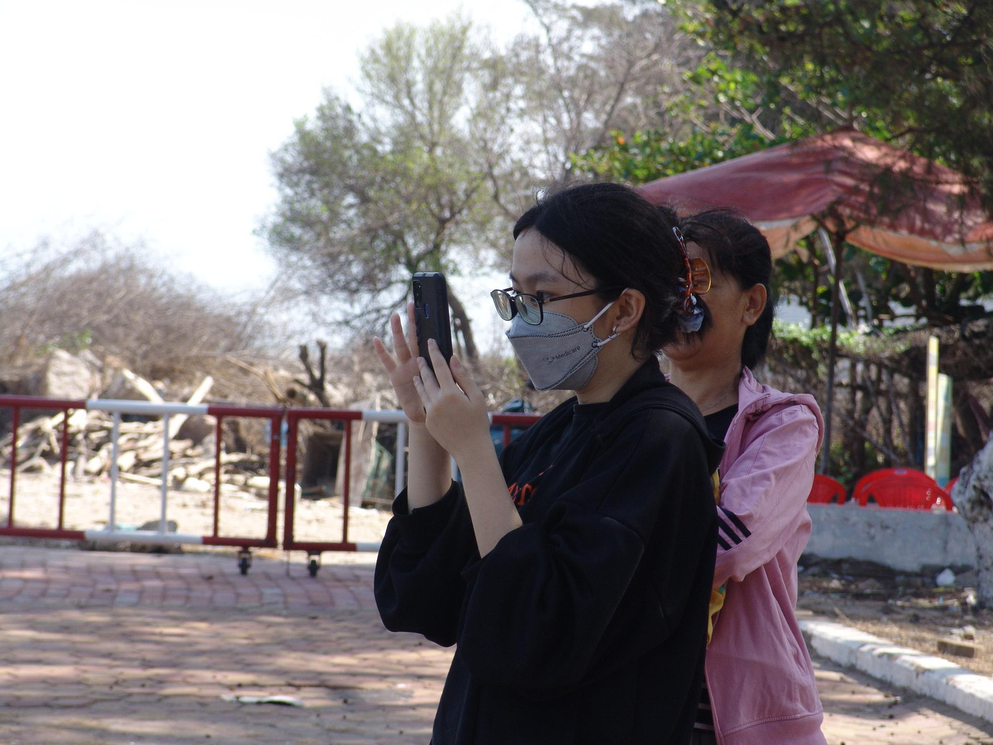 Từ TP.HCM, chị Đào Như Hoa (ngụ quận Tân Bình, TP.HCM) chạy xe máy đến Cần Giờ cùng nhóm bạn, chị chia sẻ: "Vì rất yêu thích biển nên tôi đã chọn Cần Giờ là điểm du lịch thường xuyên sau một tuần làm việc căng thẳng. Chỉ mất hơn 1 tiếng đi xe máy đến đây, tôi có thể chủ động du lịch tự túc được nên chi phí khá là rẻ".