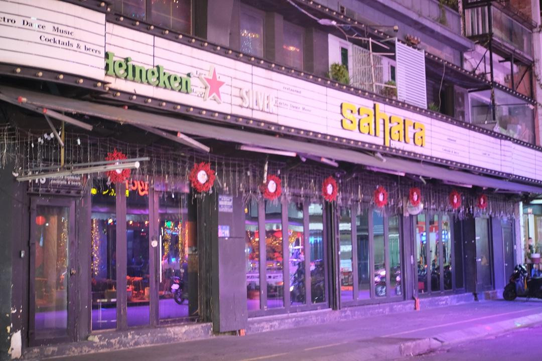 Thậm chí, một quán bar ở phố Bùi Viện vẫn còn "cửa đóng then cài". Thậm chí, một quán bar ở phố Bùi Viện vẫn còn "cửa đóng then cài".