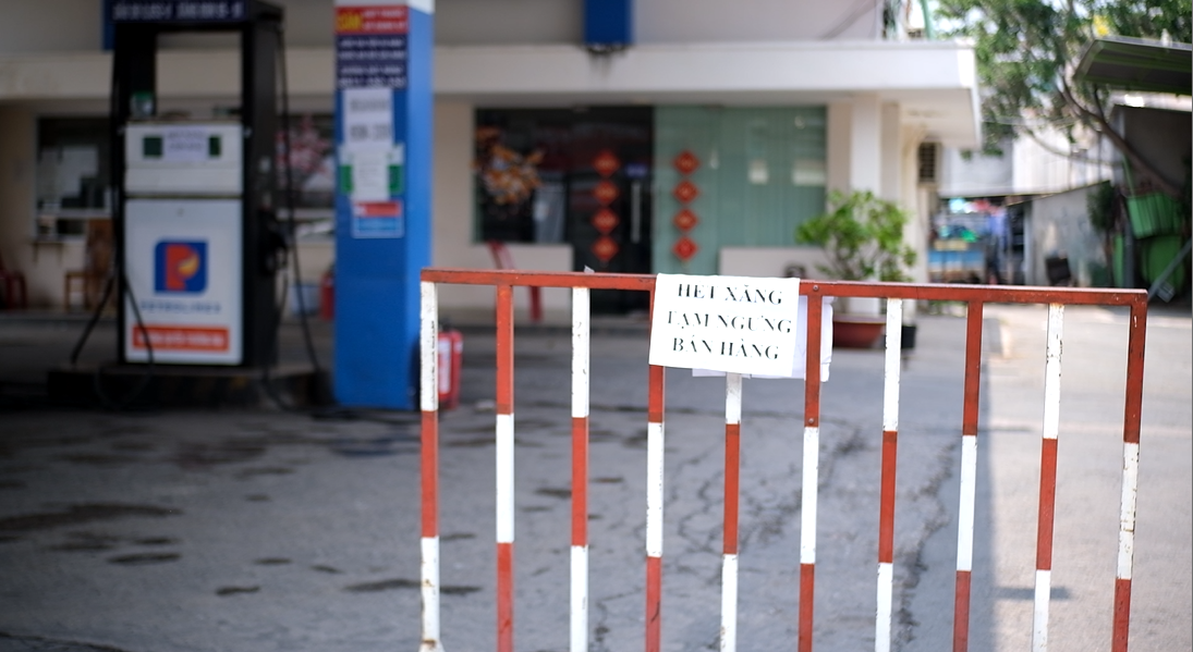 Tại cửa hàng xăng dầu 162 Nguyễn Thị Thập (phường Bình Thuận, quận 7) treo biển: "Hết xăng, tạm ngưng bán hàng". Tại cửa hàng xăng dầu 162 Nguyễn Thị Thập (phường Bình Thuận, quận 7) treo biển: "Hết xăng, tạm ngưng bán hàng".