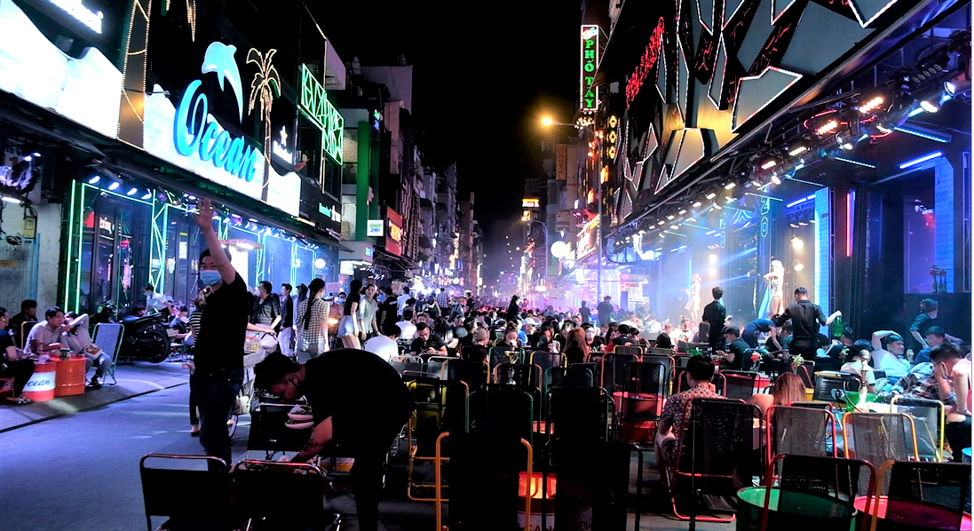 Trong khi đó, "phố Tây" Bùi Viện đang dần lấy lại sự nhộn nhịp, đông đúc vốn có.