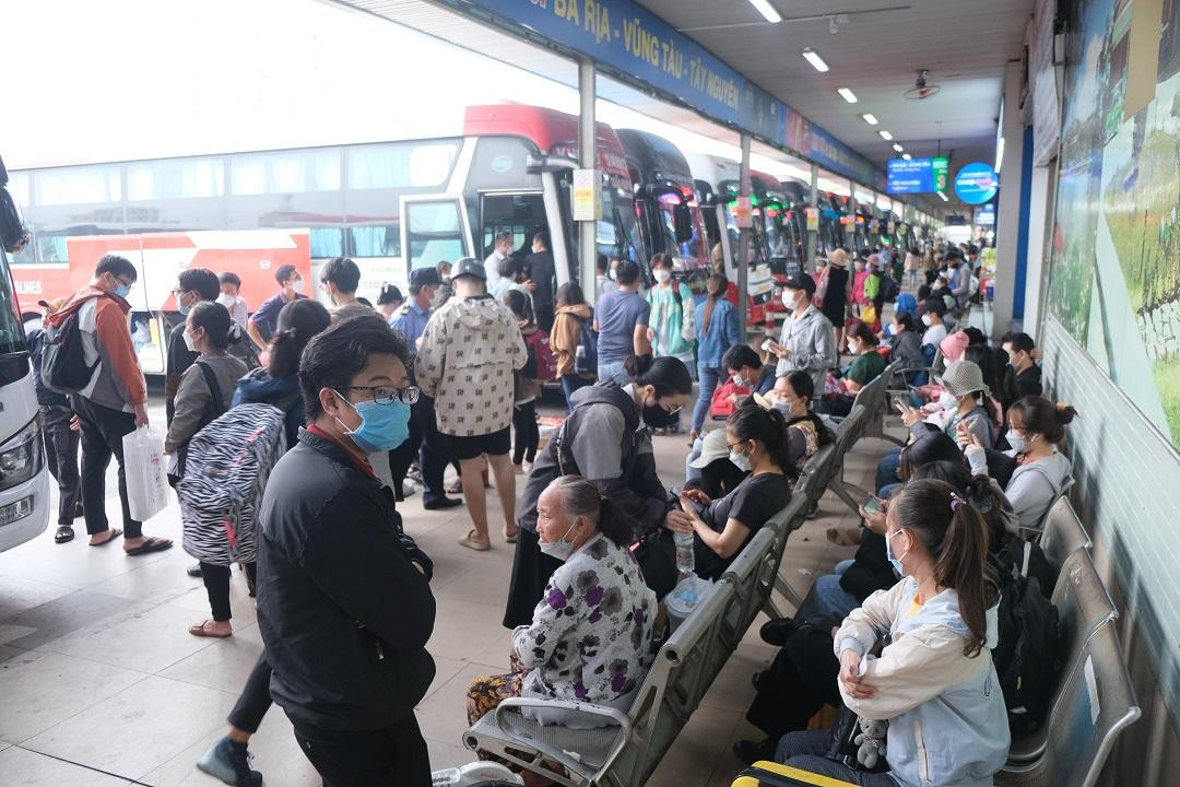 Tại bến xe Miền Đông, các chặng ngắn đến khu vực Tây Nguyên cùng một số địa điểm du lịch như Vũng Tàu, Nha Trang, Đà Lạt..., nhu cầu khách mua vé khá lớn.