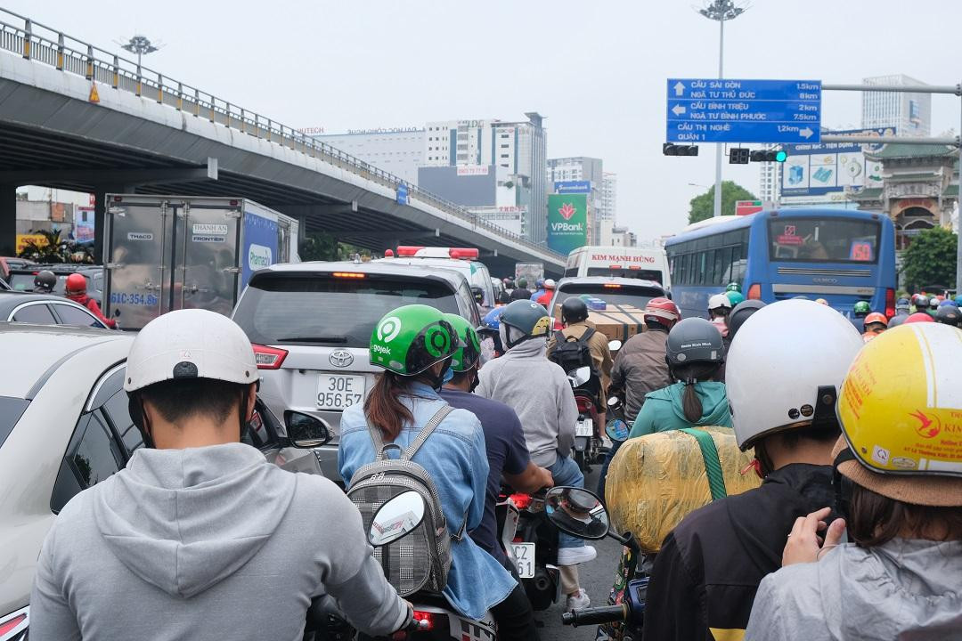 Các tuyến đường lân cận bến xe miền Đông như: Ngã tư Hàng Xanh, Đinh Bộ Lĩnh, Nguyễn Xí... lượng xe máy, ôtô tăng dần từ 16h chiều nay.