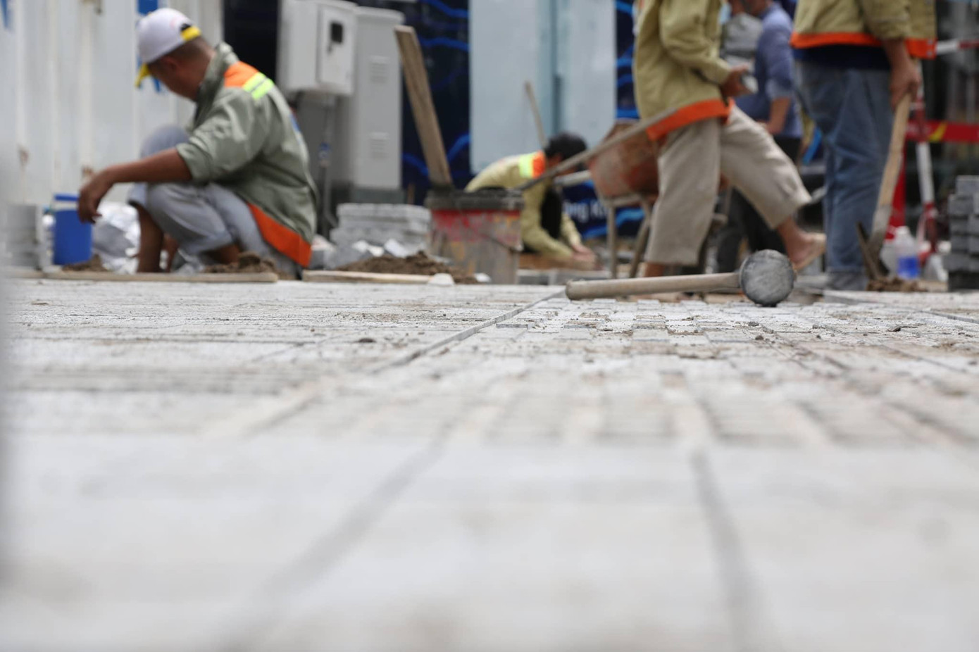 Theo ghi nhận của PV Tiền Phong, hiện tại, vỉa hè các tuyến đường xung quanh Hồ Con Rùa trong quá trình hoàn thành việc lát đá granite, chiếc áo mới đã dần được khoác lên Hồ Con Rùa và các tuyến đường xung quanh. Theo ghi nhận của PV Tiền Phong, hiện tại, vỉa hè các tuyến đường xung quanh Hồ Con Rùa trong quá trình hoàn thành việc lát đá granite, chiếc áo mới đã dần được khoác lên Hồ Con Rùa và các tuyến đường xung quanh.