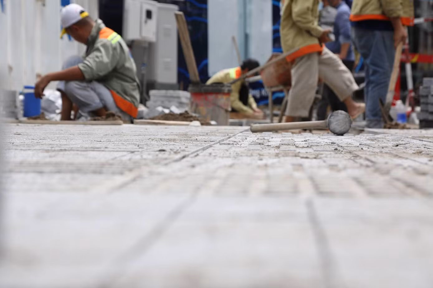 Theo ghi nhận của PV Tiền Phong, hiện tại, vỉa hè các tuyến đường xung quanh Hồ Con Rùa trong quá trình hoàn thành việc lát đá granite, chiếc áo mới đã dần được khoác lên Hồ Con Rùa và các tuyến đường xung quanh. Theo ghi nhận của PV Tiền Phong, hiện tại, vỉa hè các tuyến đường xung quanh Hồ Con Rùa trong quá trình hoàn thành việc lát đá granite, chiếc áo mới đã dần được khoác lên Hồ Con Rùa và các tuyến đường xung quanh.